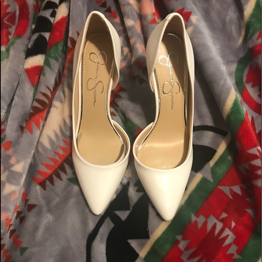 REASONABLE OFFERS/WHITE JESSICA SIMPSON PUMPS